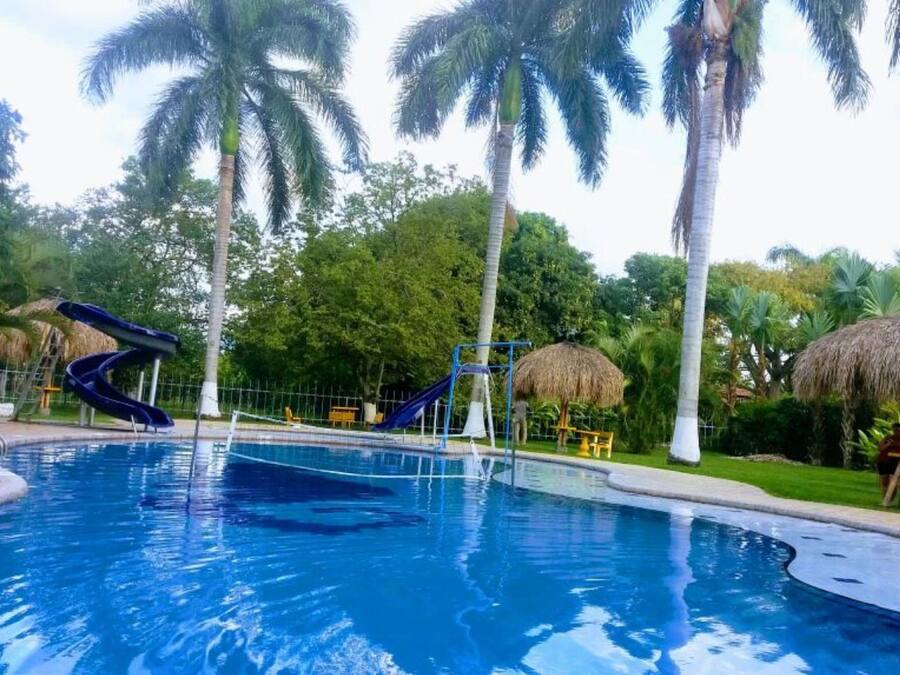 3 albercas al aire libre, acceso de 08:00 a 20:00, y camastros