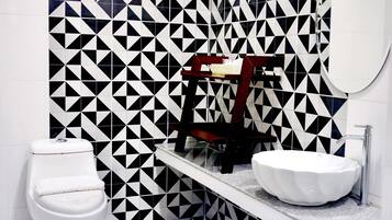 Shower, pengering rambut, sampo, dan tisu toilet