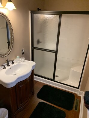 Bathroom - The Avenue Guesthouse and Gallery (Lititz)