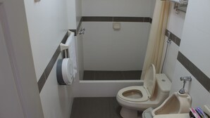 Ducha, artículos de tocador gratuitos, secador de pelo, toallas