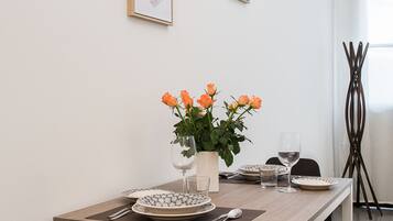 Apartment, 1 King-Bett | Wohnbereich | Plasmafernseher