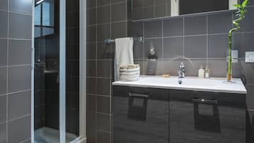 Apartment, 1 King-Bett | Badezimmer | Dusche, Regendusche, Haartrockner, Bidet