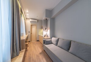 Γραφείο, χώρος εργασίας για λάπτοπ, ηχομόνωση, σίδερο/σιδερώστρα 