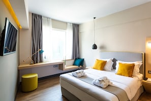 Escritorio y espacio para trabajar con laptop 