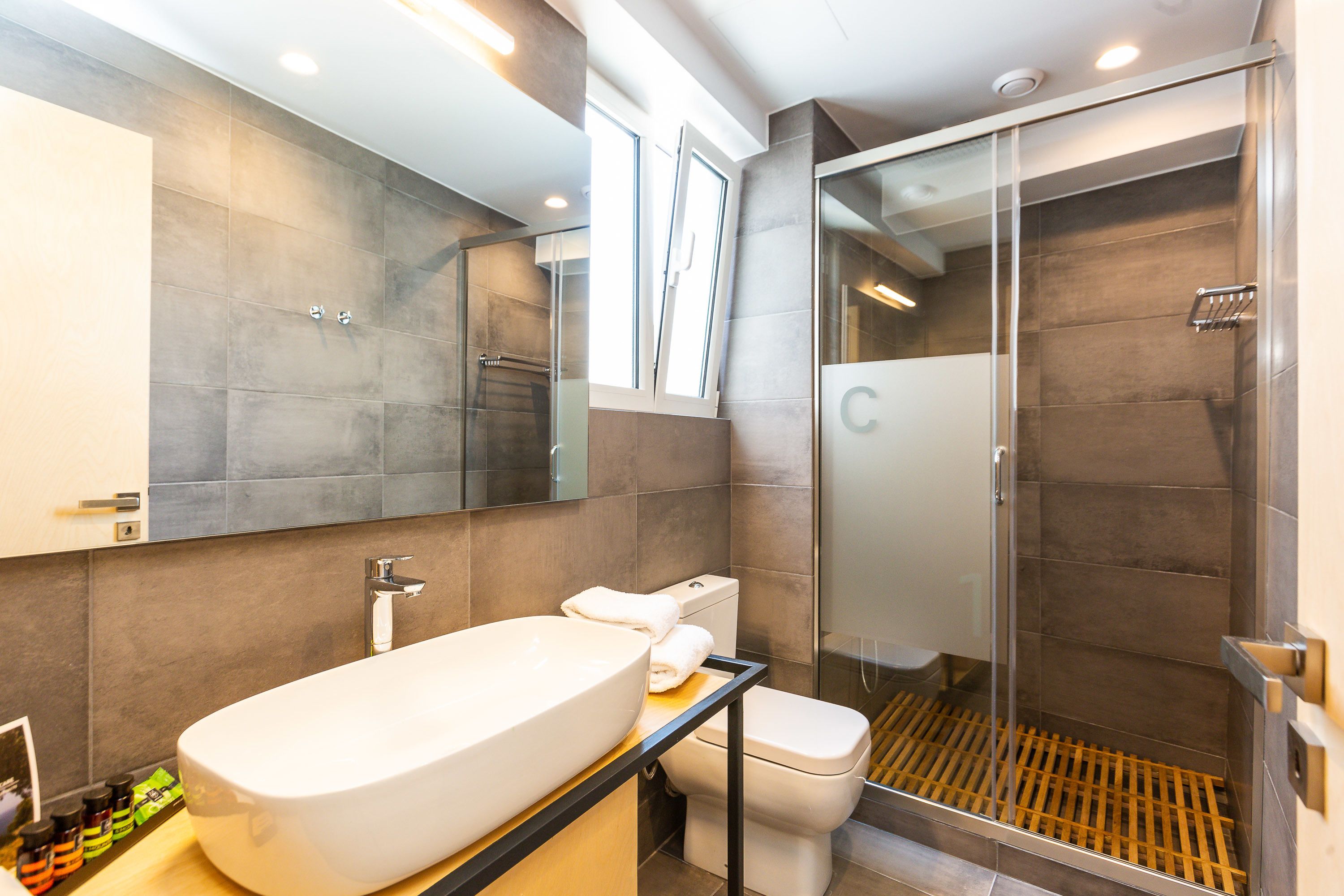 shower, rainfall showerhead, free toiletries, hair dryer