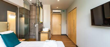 Bàn, khu vực làm việc phù hợp cho laptop, phòng cách âm