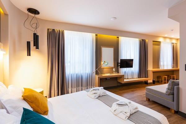 Trädkoja | Skrivbord, arbetsyta för laptop, ljudisolering och strykjärn/strykbräda