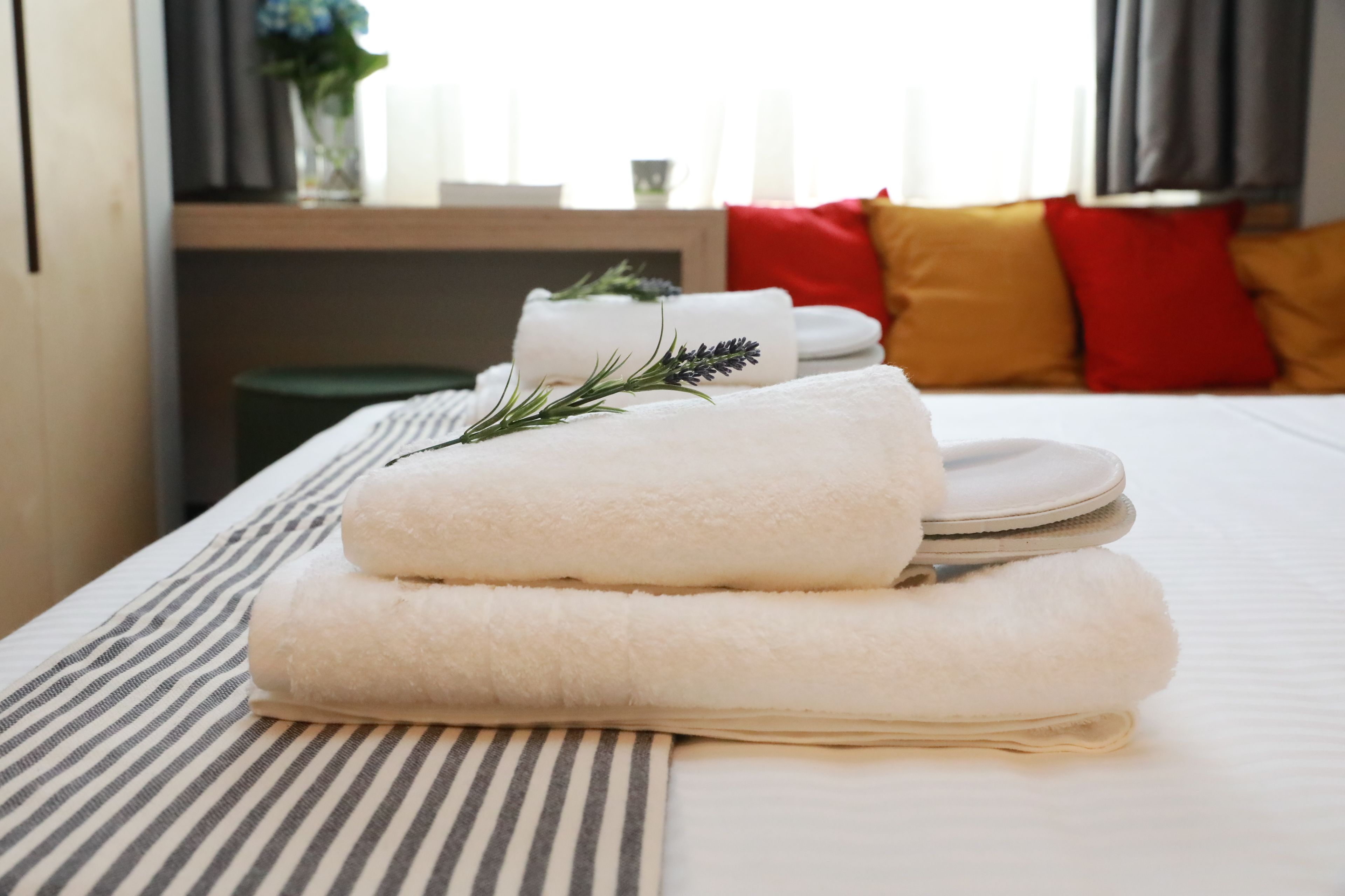 1 bedroom, desk, laptop workspace, soundproofing