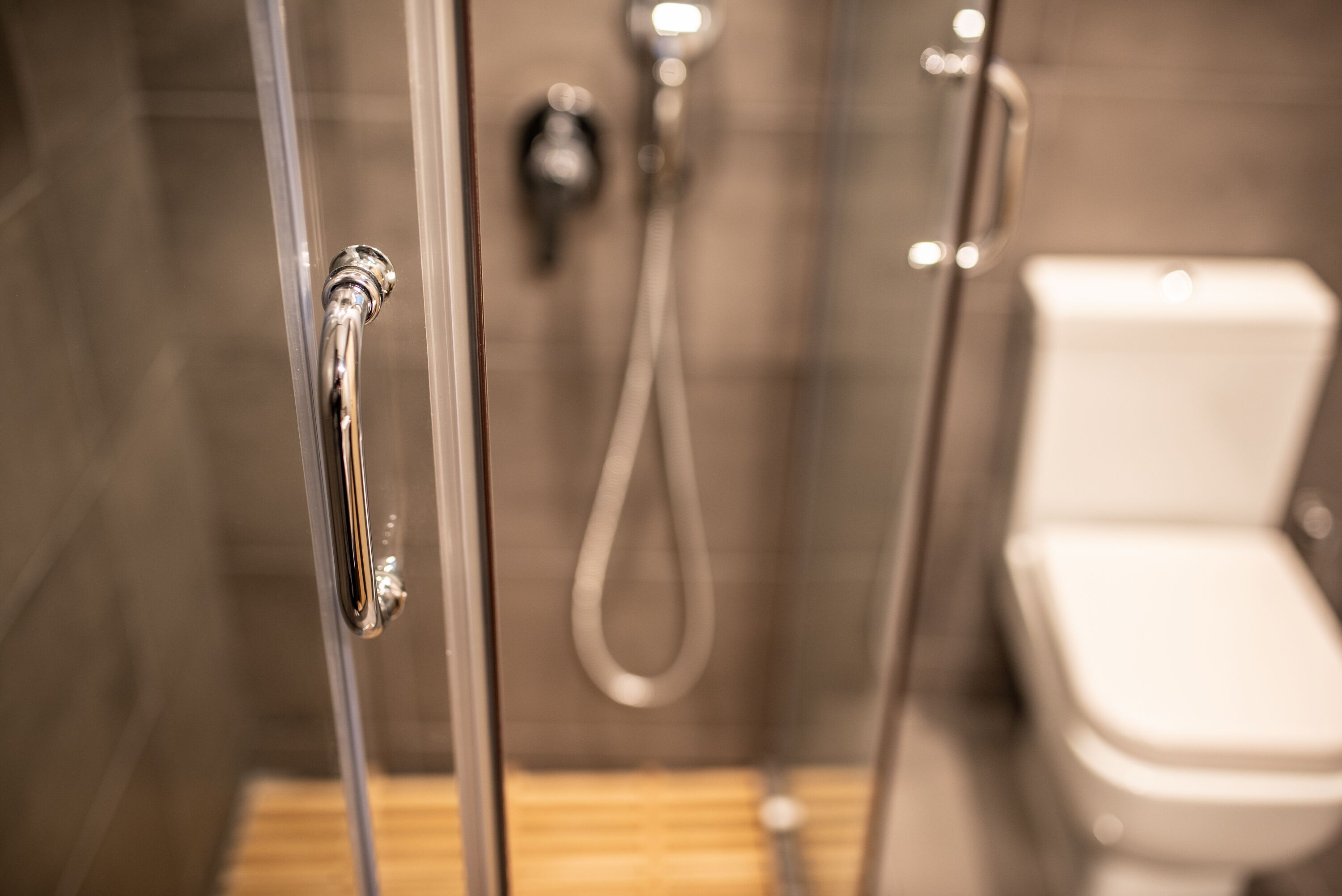 Une salle de bain moderne avec une douche à l’italienne, des toilettes et un bidet.