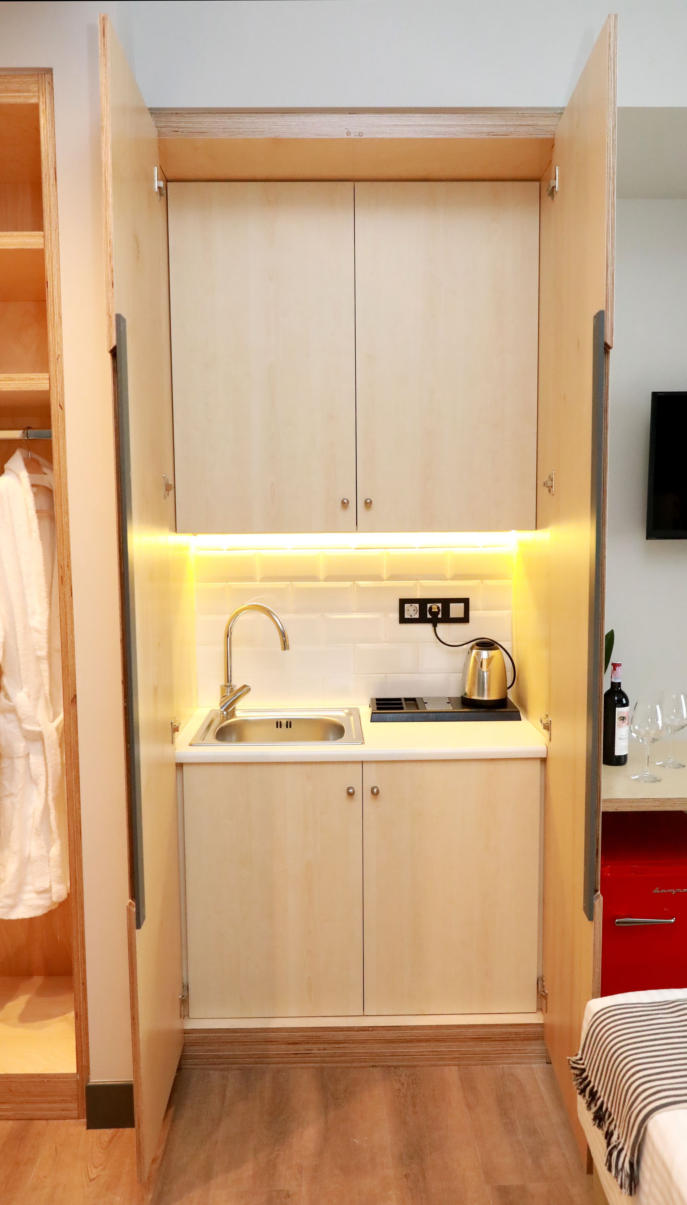 standard twin room | private kitchen | fridge, coffee/tea maker, electric kettle