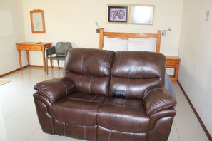 Room (#07) | Desk, iron/ironing board, free WiFi, bed sheets - Purple Olive Guest House (Pretoria)