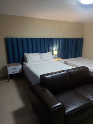 Habitación cuádruple económica (#01) | Escritorio, tabla de planchar con plancha, wifi gratis y ropa de cama 