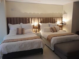 Escritorio, tabla de planchar con plancha, wifi gratis y ropa de cama 