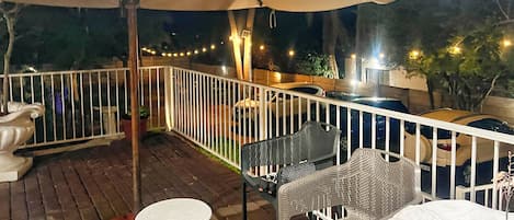 Utomhuspool, parasoller och solstolar