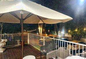 Outdoor pool, pool umbrellas, pool loungers - Purple Olive Guest House (Pretoria)