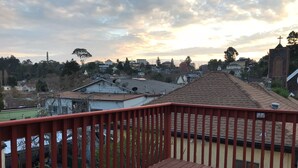 Un quartier résidentiel avec des maisons, une église et un ciel dégagé.