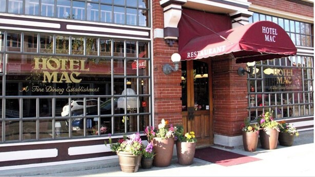 Un hôtel appelé « Hôtel Mac » qui dispose d’un restaurant.