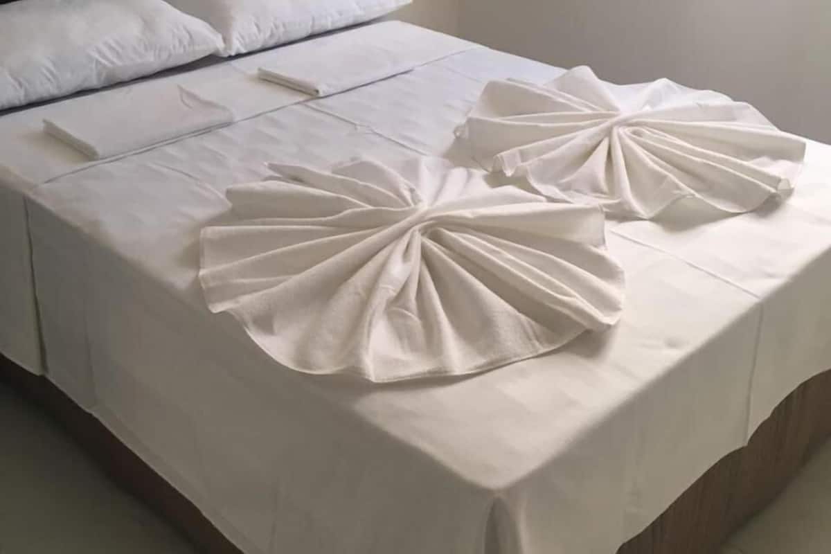 standard double or twin room | minibar, individually furnished, desk, blackout curtains