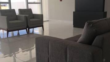 Standard-Doppel- oder -Zweibettzimmer | Wohnzimmer | Fernseher