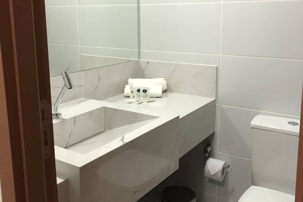 standard room | bathroom | shower, towels