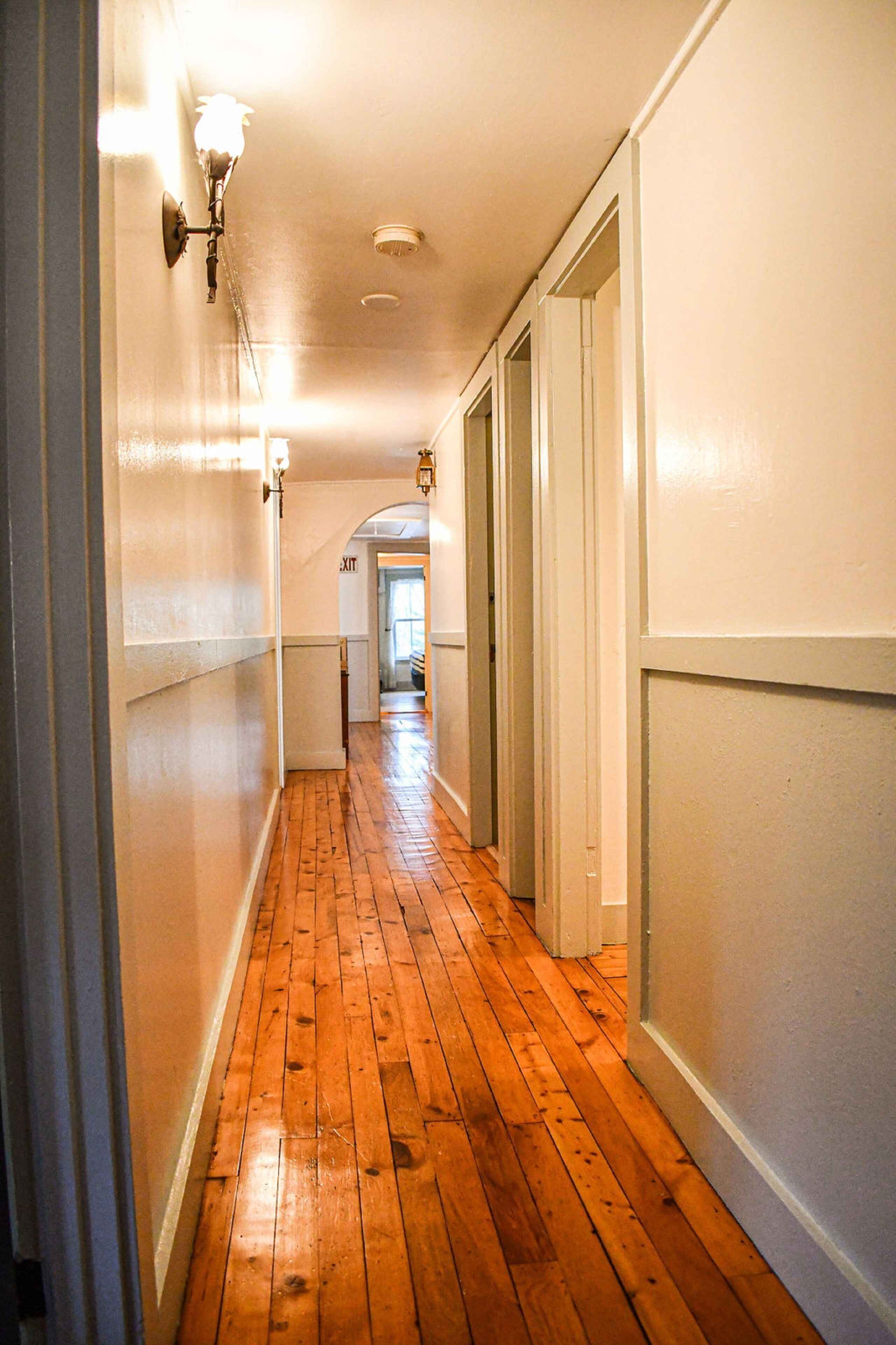 Classic Room, 1 Queen Bed, Courtyard View | Iron/ironing board, free WiFi, individually decorated