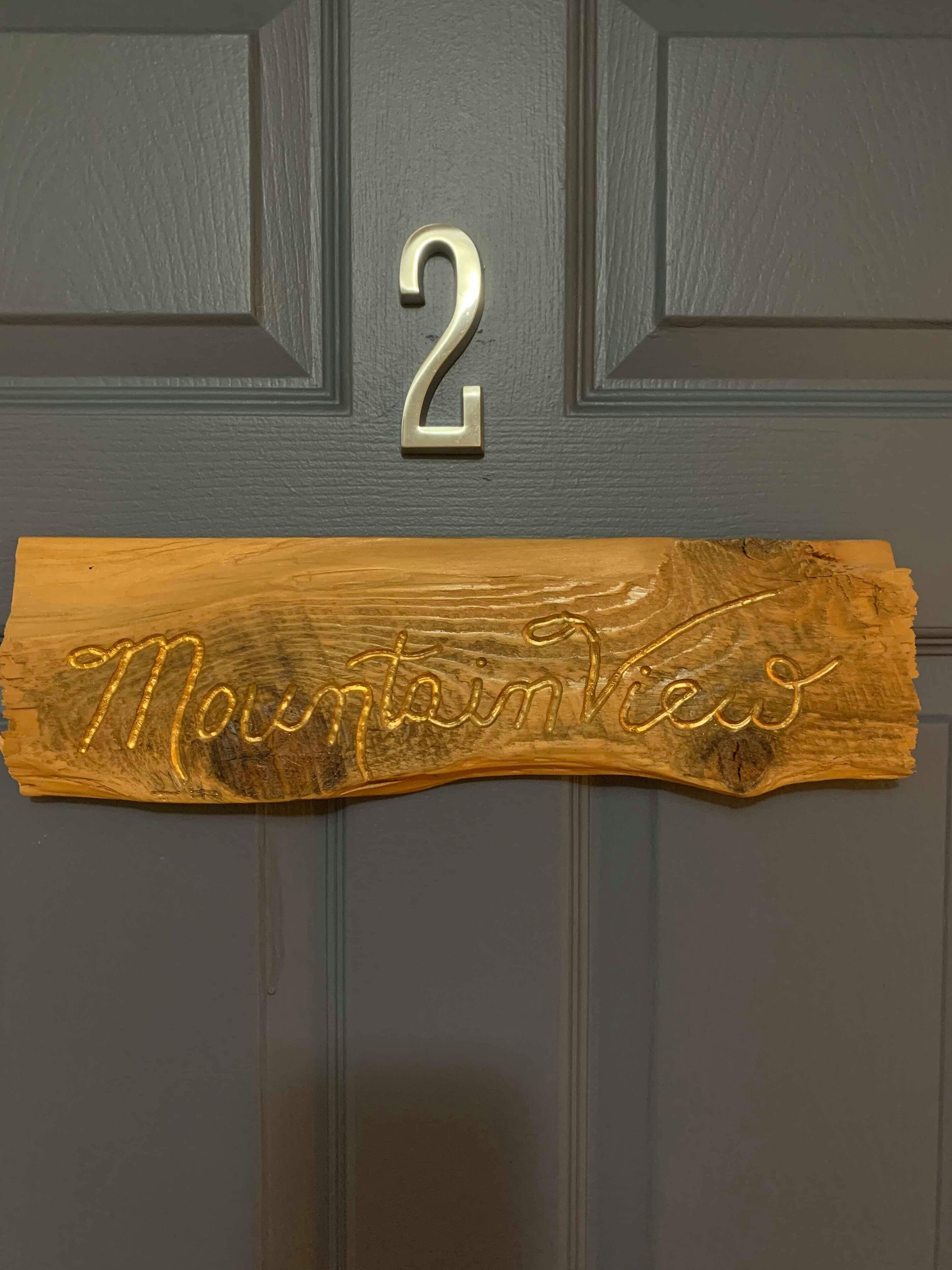 Una puerta con el número 2 sobre un letrero de madera que dice 'Mountain View'.
