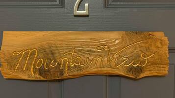 Una puerta con el número 2 sobre un letrero de madera que dice 'Mountain View'.