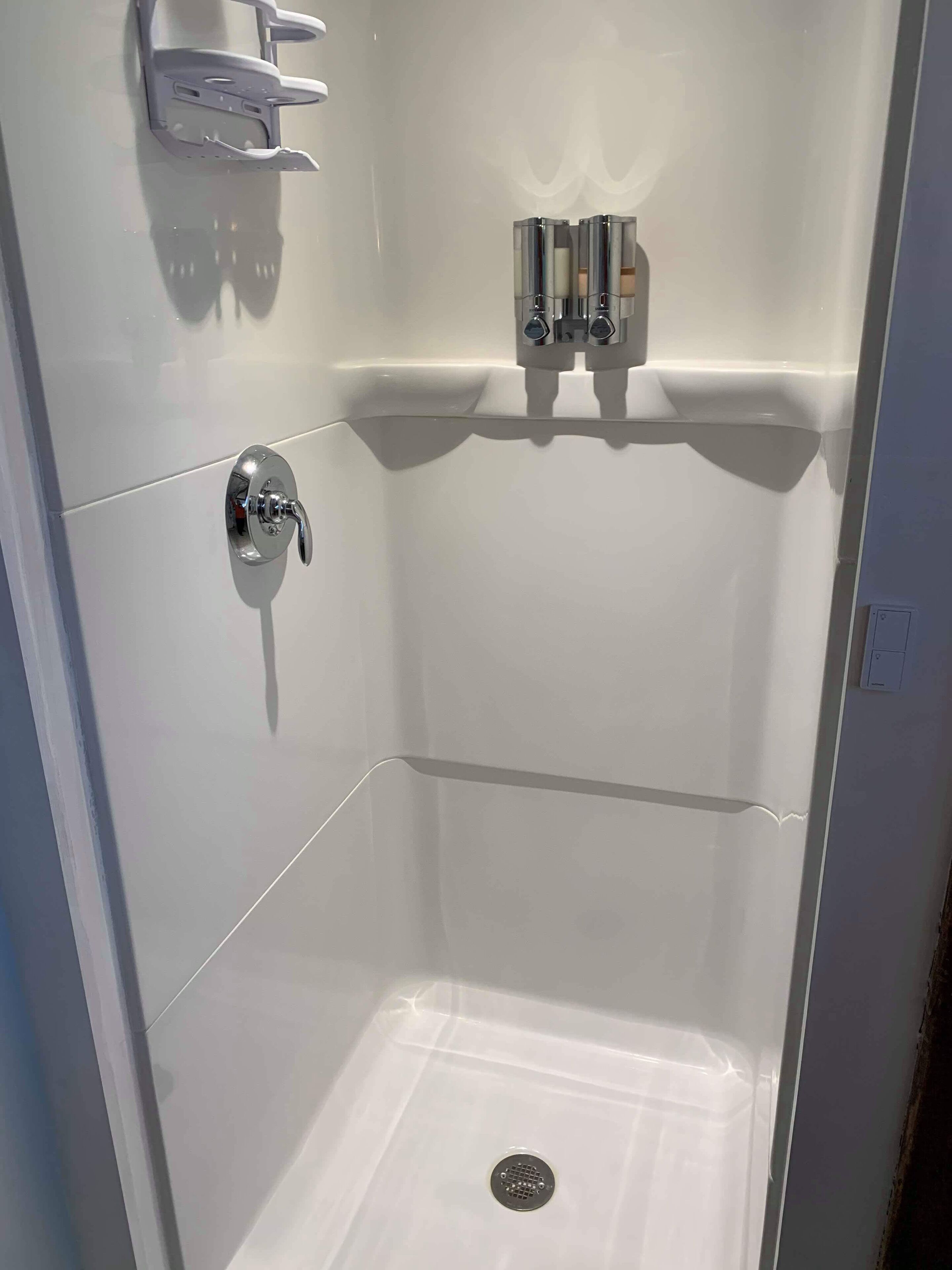 Un baño moderno con ducha, inodoro y lavamanos.