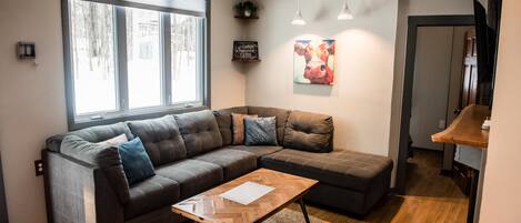 Familie huisje, 2 slaapkamers, uitzicht op bergen | Woonkamer | Een 40-inch smart-tv met kabelzenders, televisie en Netflix