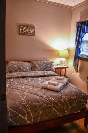 Family Cabin, 2 Bedrooms, Mountain View | Living area