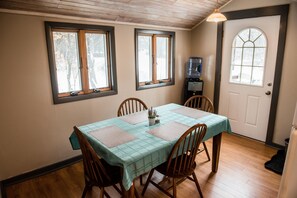 Family Cabin, 2 Bedrooms, Mountain View | In-room dining