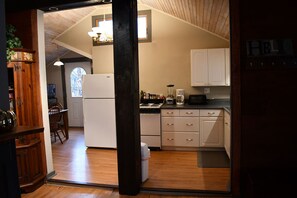 Family Cabin, 2 Bedrooms, Mountain View | Private kitchen