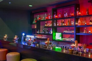 9 bar/dinlenme salonu 