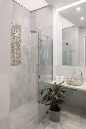 Hair dryer, towels, soap, toilet paper - Design apartment (Sevilla)