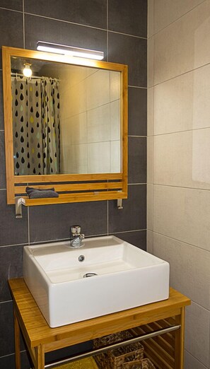 SĂšche-cheveux, serviettes fournies, papier toilette