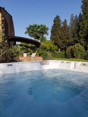 Bain à remous extérieur
