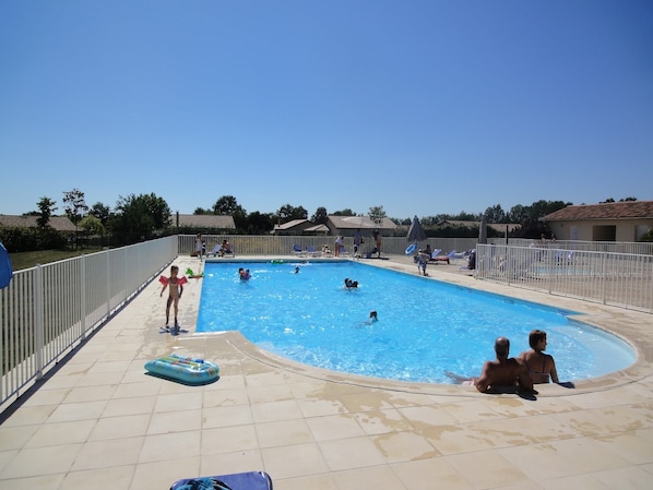 Piscine chauffée, chaises longues