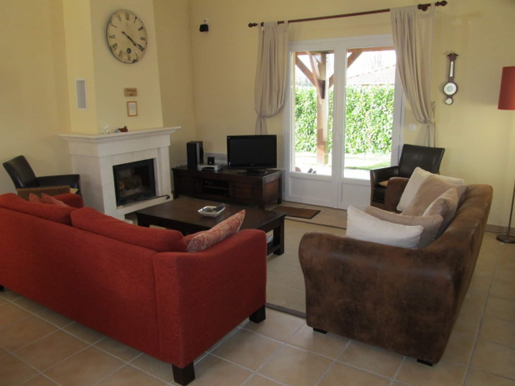 Télévision, cheminée, lecteur de DVD, baby-foot