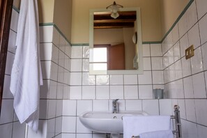 Dusj, hårføner, bidé og håndklær