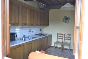 Frigorífico, microondas, placa de cocina y lavavajillas