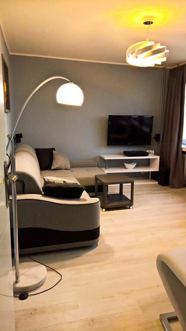 Televisión, reproductor de DVD, biblioteca musical y videoteca 