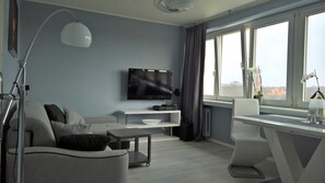 Televisión, reproductor de DVD, biblioteca musical y videoteca 