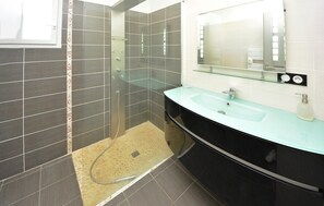 Bathtub - Lovely home in Saint-Gilles (Saint-Gilles)
