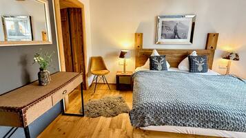 5 bedrooms, iron/ironing board, WiFi, bed sheets