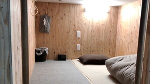 18 soverom, safe på rommet, blendingsgardiner og wi-fi (inkludert)