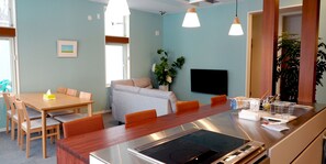 Full-sized fridge, microwave, stovetop, cookware/dishes/utensils - CHOINEHOTEL SAPPORO TEINE - Hostel (Sapporo)