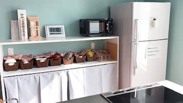 Full-sized fridge, microwave, stovetop, cookware/dishes/utensils