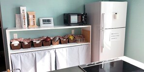Full-sized fridge, microwave, stovetop, cookware/dishes/utensils