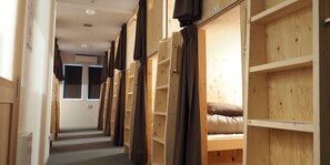 18 室のベッドルーム、セーフティボックス (室内)、遮光カーテン、WiFi (無料)