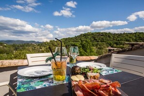 Outdoor dining - Gîte Rivière I Terrasse I 4 pers. I Domaine le C4 (Berrias-et-Casteljau)